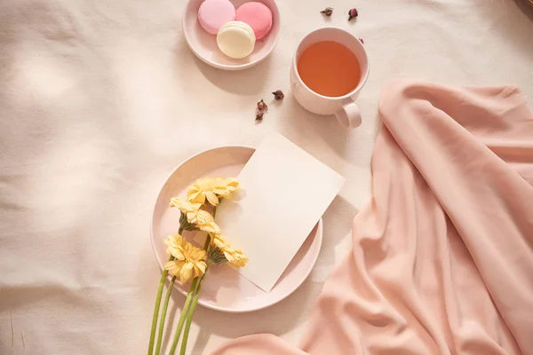 Xícara Chá Com Chá Rosa Flor Fresca Macarons Fundo Branco — Fotografia de Stock