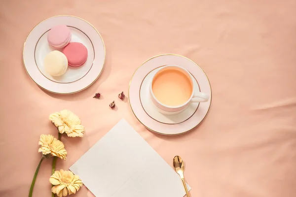 Briefumschlag Blumen Und Macarons Mit Tee — Stockfoto