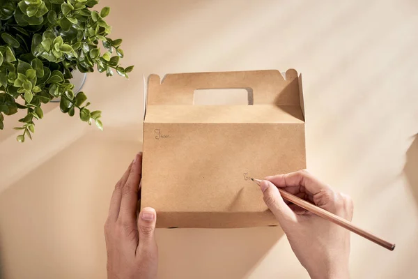 Imagen Recortada Mujer Escribiendo Los Mejores Deseos Caja Con Presente —  Fotos de Stock