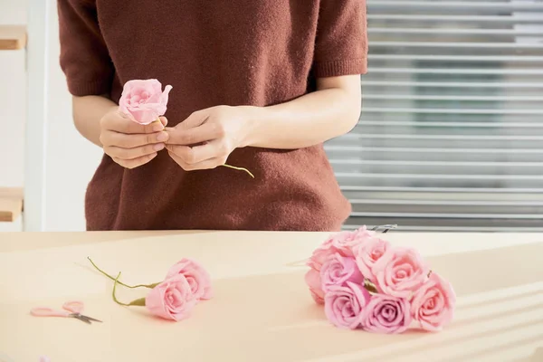 Gente Haciendo Arte Flores Artesanal Papel —  Fotos de Stock