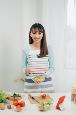 bir kızın portresi haykırmak kameraya bakarak salatası ile