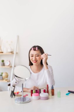 Çekici yetenekli kadın blogger video blog için güzellik ürünü değerlendirmeleri, kız ve kadınlara tavsiye verir, kamera film süreci.