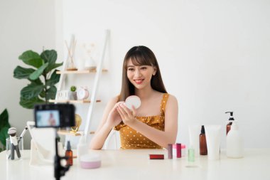 Asyalı güzellik blogcusu evde video kaydediyor