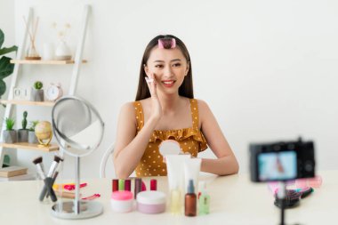 En iyi toz. Hoş genç kadın onu izleyicilere tavsiye ederken kamera onu kozmetik gösteren