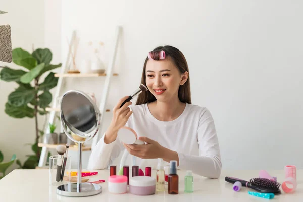 Jonge Vrouwelijke Blogger Met Make Cosmetica Opnemen Van Video Thuis — Stockfoto