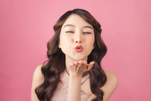 Mooie Jonge Aziatische Vrouw Klap Een Kus Roze Achtergrond — Stockfoto