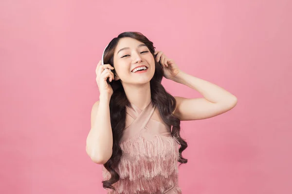 Heureuse Femme Asiatique Joyeuse Portant Des Écouteurs Sans Fil Écoutant — Photo
