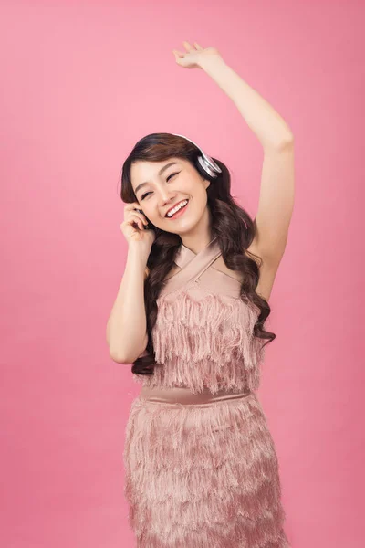 Feliz Mulher Asiática Alegre Fones Ouvido Ouvindo Música Dançando Isolado — Fotografia de Stock