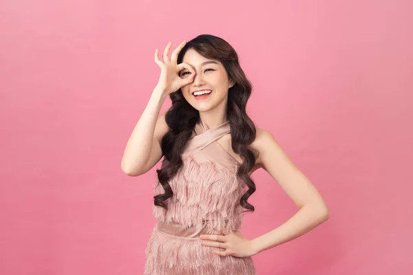 Hermosa Joven Asiática Mostrar Signo Sobre Ojo Sobre Fondo Rosa —  Fotos de Stock