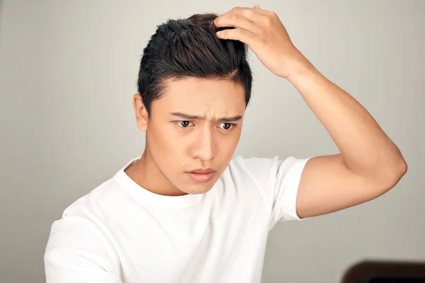 Jovem Asiático Homem Preocupando Com Seu Cabelo — Fotografia de Stock