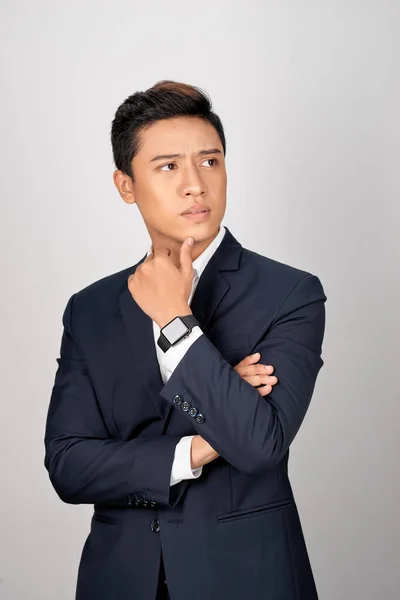 Porträt Attraktiver Junger Asiatischer Geschäftsmann Verwirrt Auf Weißem Hintergrund — Stockfoto