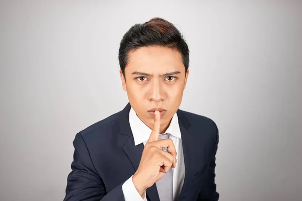 Joven Hombre Negocios Asiático Mostrando Gesto Silencio Poniendo Dedo Boca — Foto de Stock
