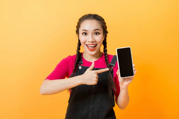 Mujer Asiática Bonita Sosteniendo Teléfono Inteligente Señalando Dedo Teléfono Inteligente —  Fotos de Stock