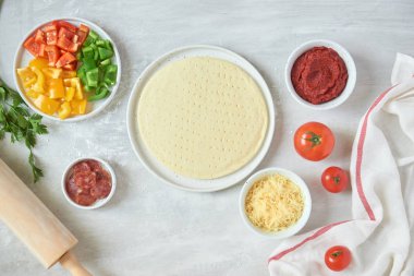 Bireysel pizza pizza çubuğundan hazırlanıyor