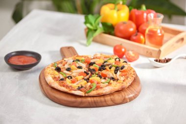 Beyaz bir arka planda ev yapımı pizza iştah açıcı