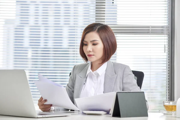 Feliz Mujer Asiática Trabajando Oficina Mujer Pasando Por Algunos Papeles — Foto de Stock