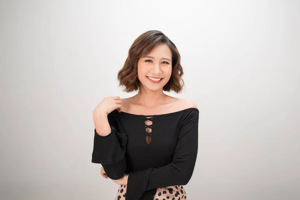 Feliz Mujer Asiática Camiseta Posando Mirando Cámara Sobre Fondo Blanco —  Fotos de Stock