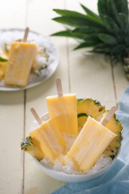 Ev yapımı dondurma veya ananas dekore buzlu şekerler. Üst te. Donmuş meyve hamuru. Yaz tatlıları