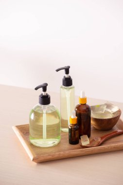 Jel duş ve ahşap bir arka plan üzerinde soyulmuş aloe vera