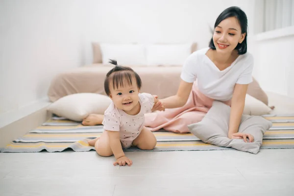 Asian Mother Child Relaxing Bed Room — Stock Photo, Image
