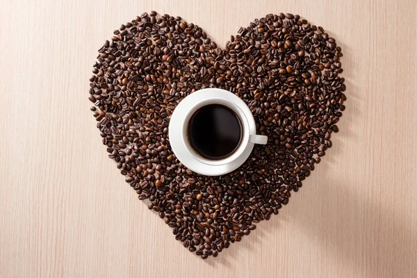 Şeklin Ortasında Kahve Fincanı Ahşap Arka Plan Üzerinde Aşk Kahve — Stok fotoğraf
