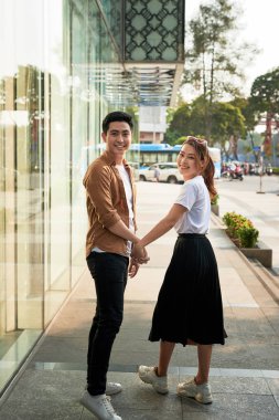 Şehrin alışveriş torbaları ile birlikte eğleniyor genç mutlu çift