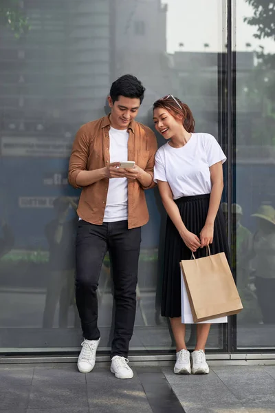 Birkaç alışveriş ile smartphone şehirde bir resim 