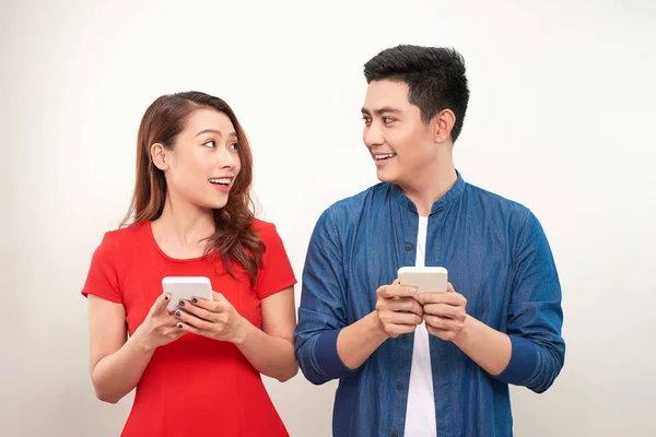 Mooie Glimlachend Modern Paar Casual Wear Met Telefoons Handen Een — Stockfoto