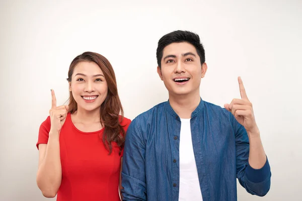 Fröhliches Asiatisches Paar Steht Isoliert Vor Weißem Hintergrund Und Zeigt — Stockfoto