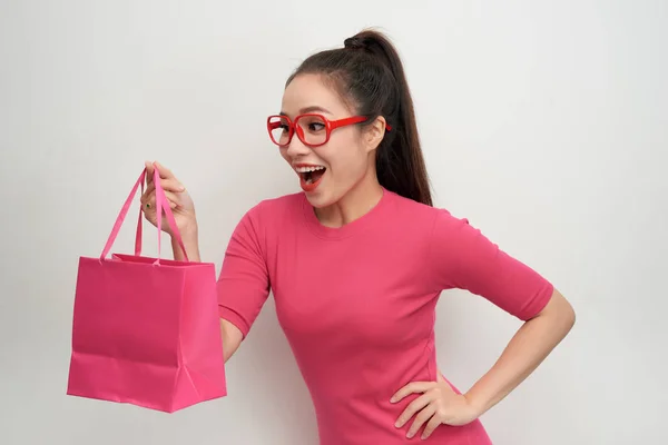 Mujer Alegre Compras Paquetes Color Rosa — Foto de Stock