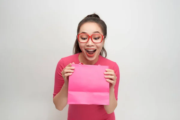 Радісна Жінка Купує Упаковки Рожевого Кольору — стокове фото