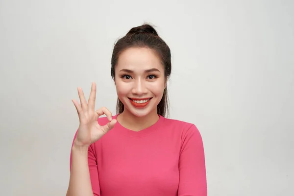 Retrato Uma Mulher Sorridente Mostrando Sinal Com Dedos Isolados Fundo — Fotografia de Stock