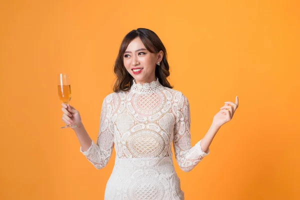 Joven Hermosa Mujer Sexy Vestido Moda Blanca Beber Cóctel Alcohol — Foto de Stock
