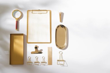 Planlayıcı, büyüteç ve diğer sabit aksesuarlarla şık düzkaplama düzenlemesi