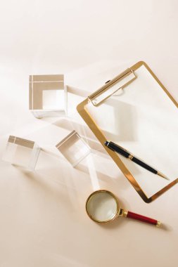 Beyaz Masaüstü. Ürün görünümü tablo altın aksesuarları kadar mock. kırtasiye malzemeleri. glamour tarzı. Altın zımba