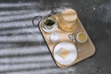 Ahşap tepsi üzerinde kek tatlı geleneksel çay töreni için set, yatay