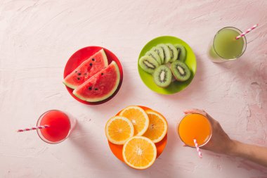 Meyve ve sebze suyu cam ürün yelpazesine. Taze organik maddeler, sağlık veya detoks diyet yiyecek konsepti