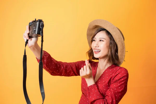 Glücklich Hübsche Frau Nehmen Ein Selfie Foto Von Der Kamera — Stockfoto