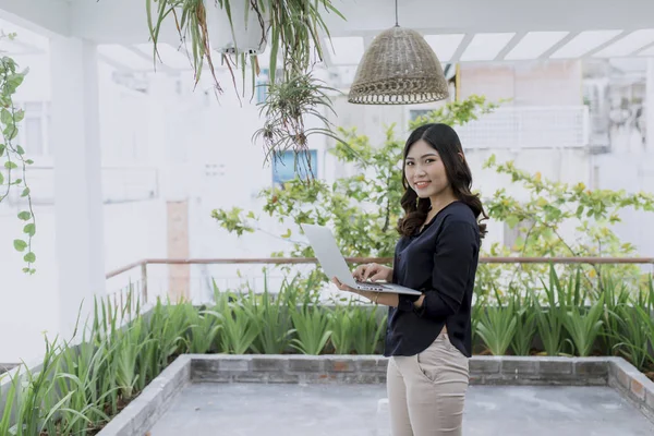 Mujer Moda Mujer Negocios Pie Con Ordenador Portátil Terraza Aire — Foto de Stock