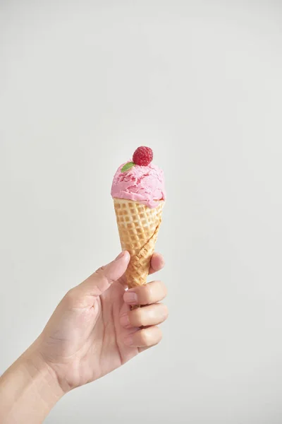 Cono Helado Aislado Mujer Sosteniendo Helado Mano — Foto de Stock