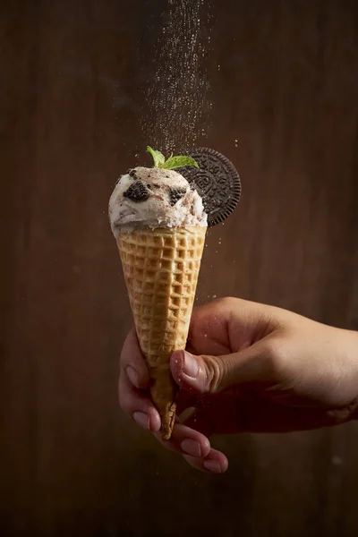 コーンにクッキーを入れた甘い自家製アイスクリーム セレクティブフォーカス — ストック写真