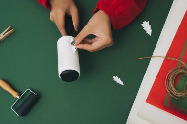 Noel dekorasyonu için el işi yapan kadın ellerini kapatın. Xmas kavramı