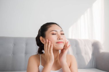 Zevk moda pastoral mükemmellik hidrasyon sağlıklı yaşam konsepti. Doğal makyaj ile Charming çıplak kadın, maske peeling scrub krem losyon sonra sonuç zevk gözleri, izole