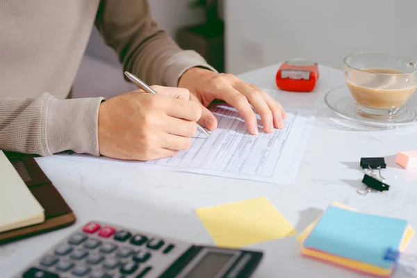 Rückansicht Des Geschäfts Asiatischer Mann Berechnen Mit Analysieren Ergebnis Zusammenfassung — Stockfoto