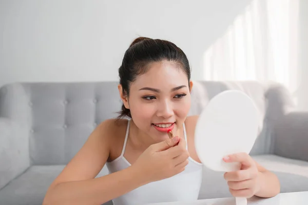 Retrato Mujer Asiática Joven Aplicando Lápiz Labial Mirando Espejo — Foto de Stock