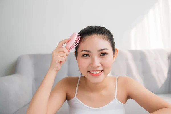 Portret Van Een Mooie Jonge Vrouw Kammen Haar Haar Kijken — Stockfoto