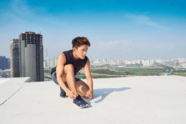 Jovem Asiático Homem Gravata Esporte Atacadores Antes Correr Livre — Fotografia de Stock