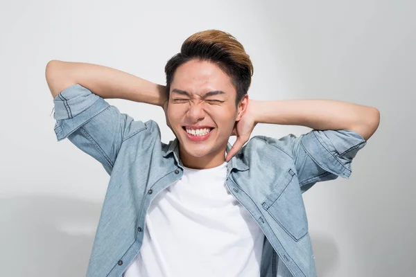 Porträt Eines Glücklichen Aufgeregten Jungen Asiatischen Mannes Auf Weißem Hintergrund — Stockfoto