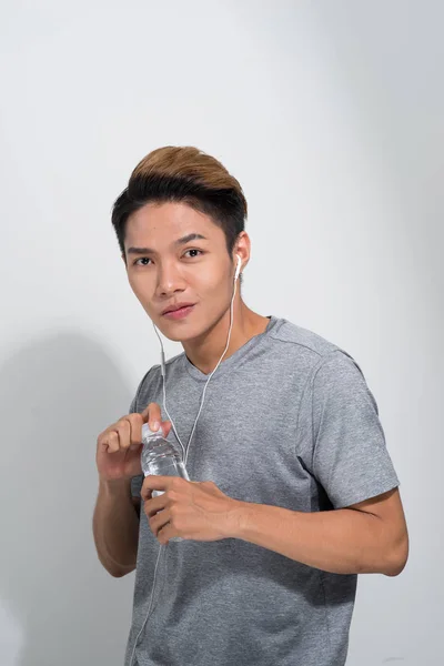 Genç Spor Asyalı Adam Kulaklık Giyen Beyaz Arka Plan Üzerinde — Stok fotoğraf