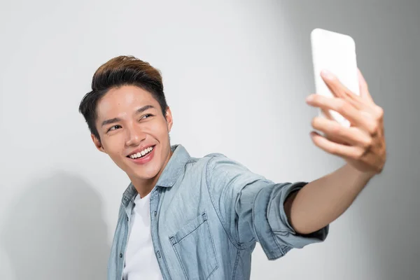 Estudio Toma Joven Asiático Sonriente Haciendo Selfie Con Teléfono Inteligente — Foto de Stock